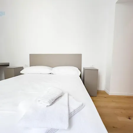 Imbriani 2b Tirabora Short Rent Trieste